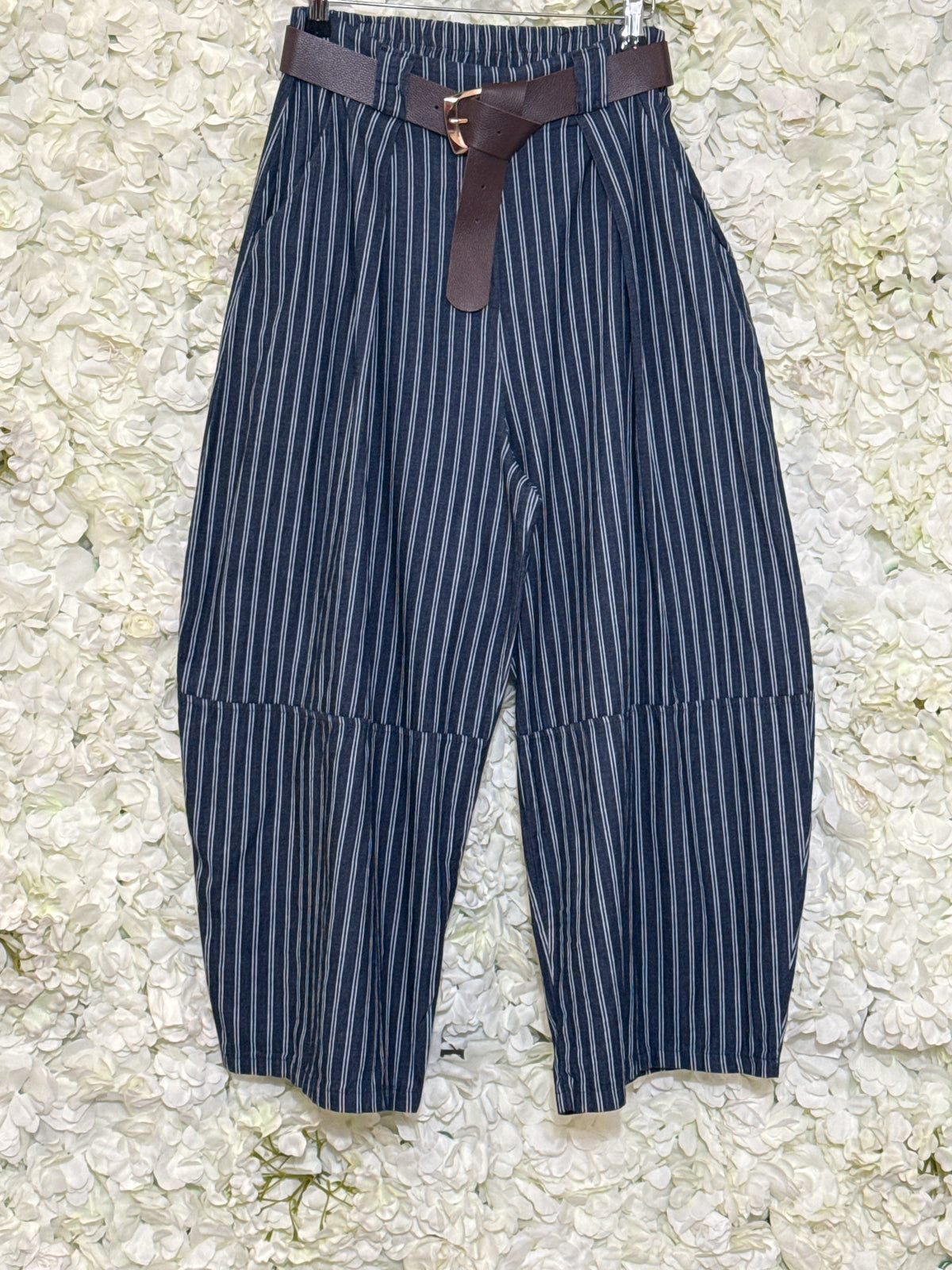 Gorgeous balloon pants in denim with white stripe, Frankie