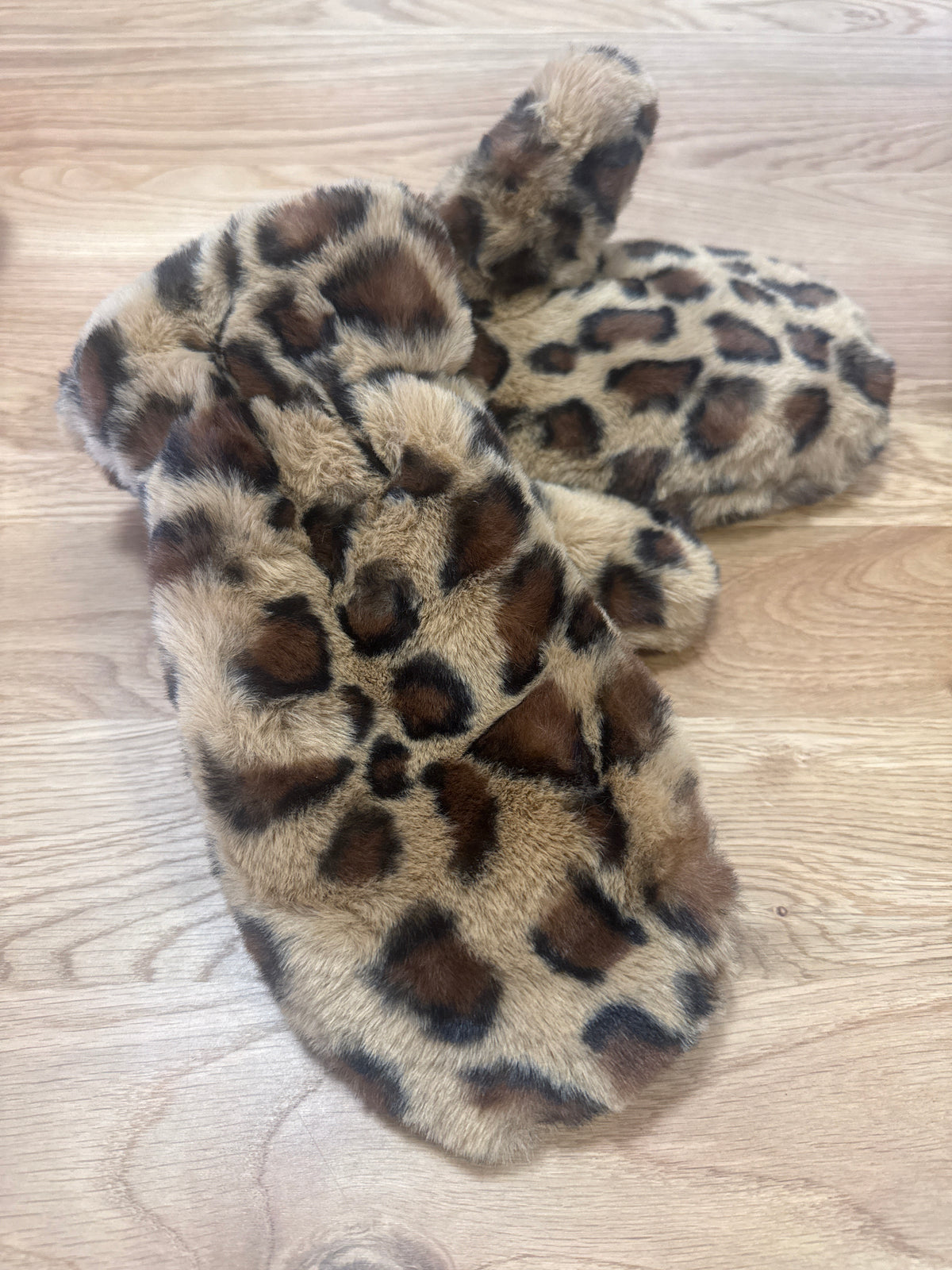 Gorgeous fluffy leopard print mittens.
