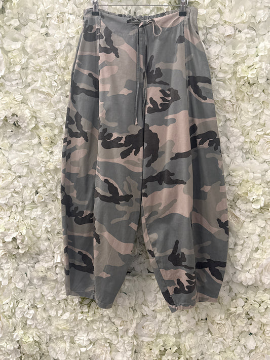Stunning camouflage balloon trousers, Roxy