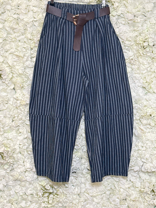 Gorgeous balloon pants in denim with  white stripe, Frankie
