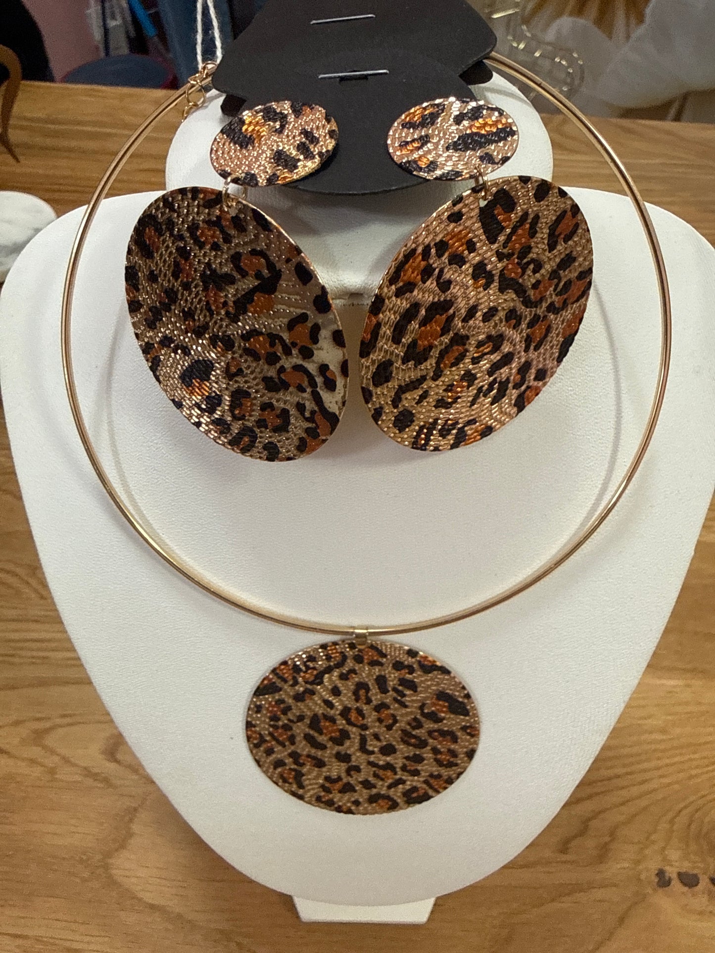 Leopard print choker set