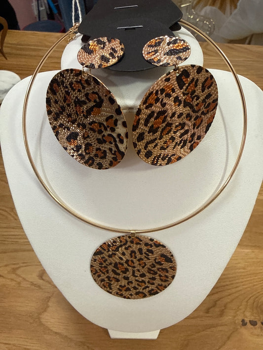 Leopard print choker set