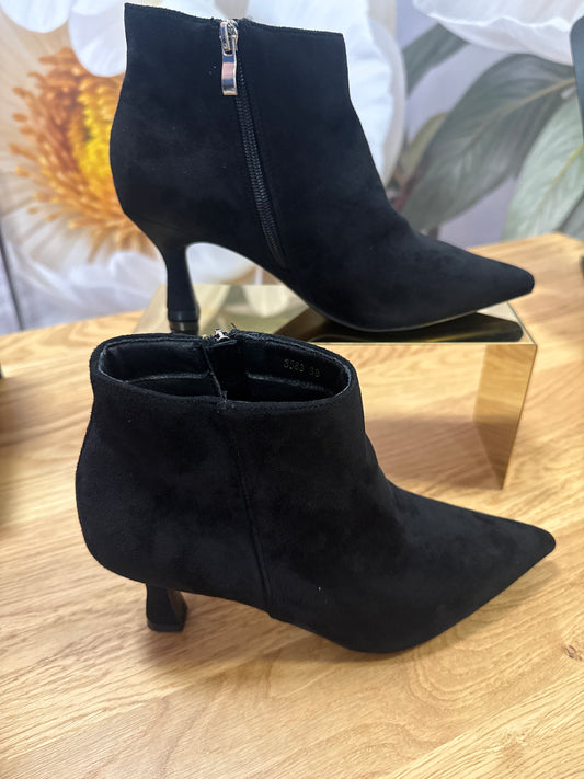 Gorgeous black ankle boots, Echo