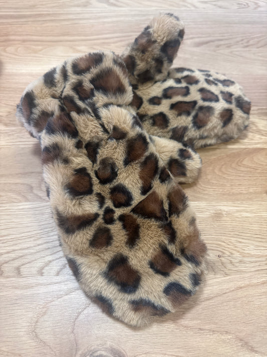 Gorgeous fluffy leopard print mittens.