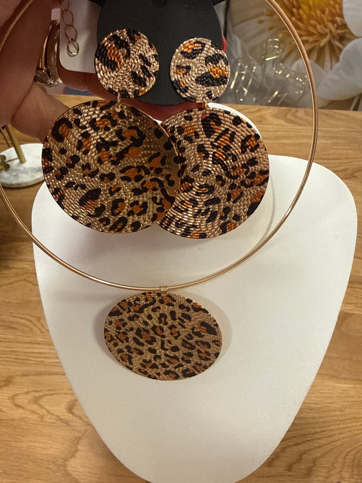 Leopard print choker set