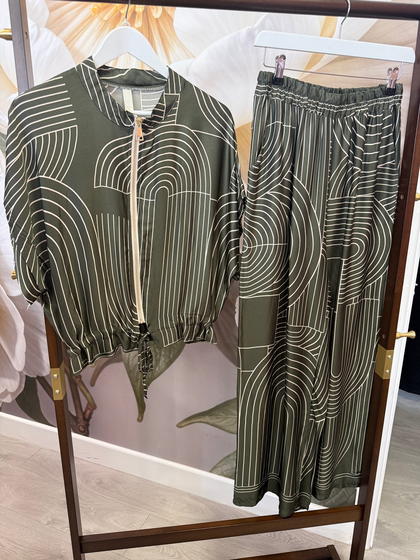Stunning satin feel, abstract  2 piece, Lou Lou