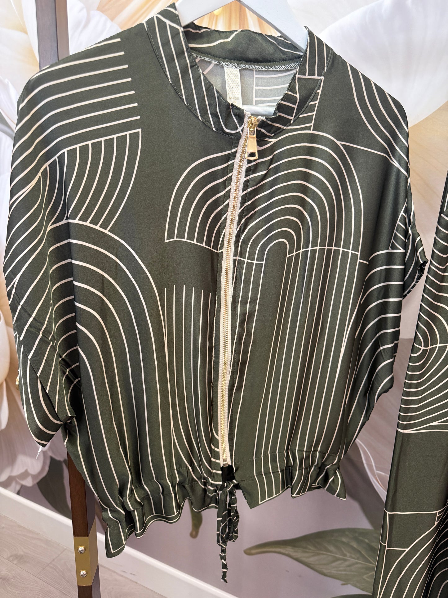 Stunning satin feel, abstract  2 piece, Lou Lou