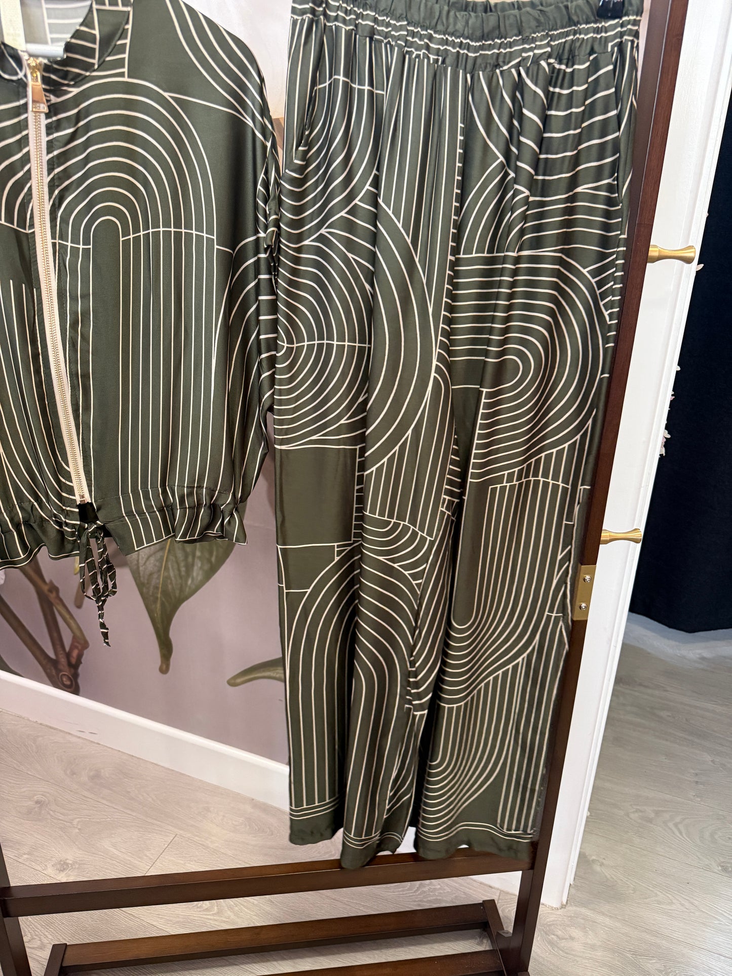 Stunning satin feel, abstract  2 piece, Lou Lou