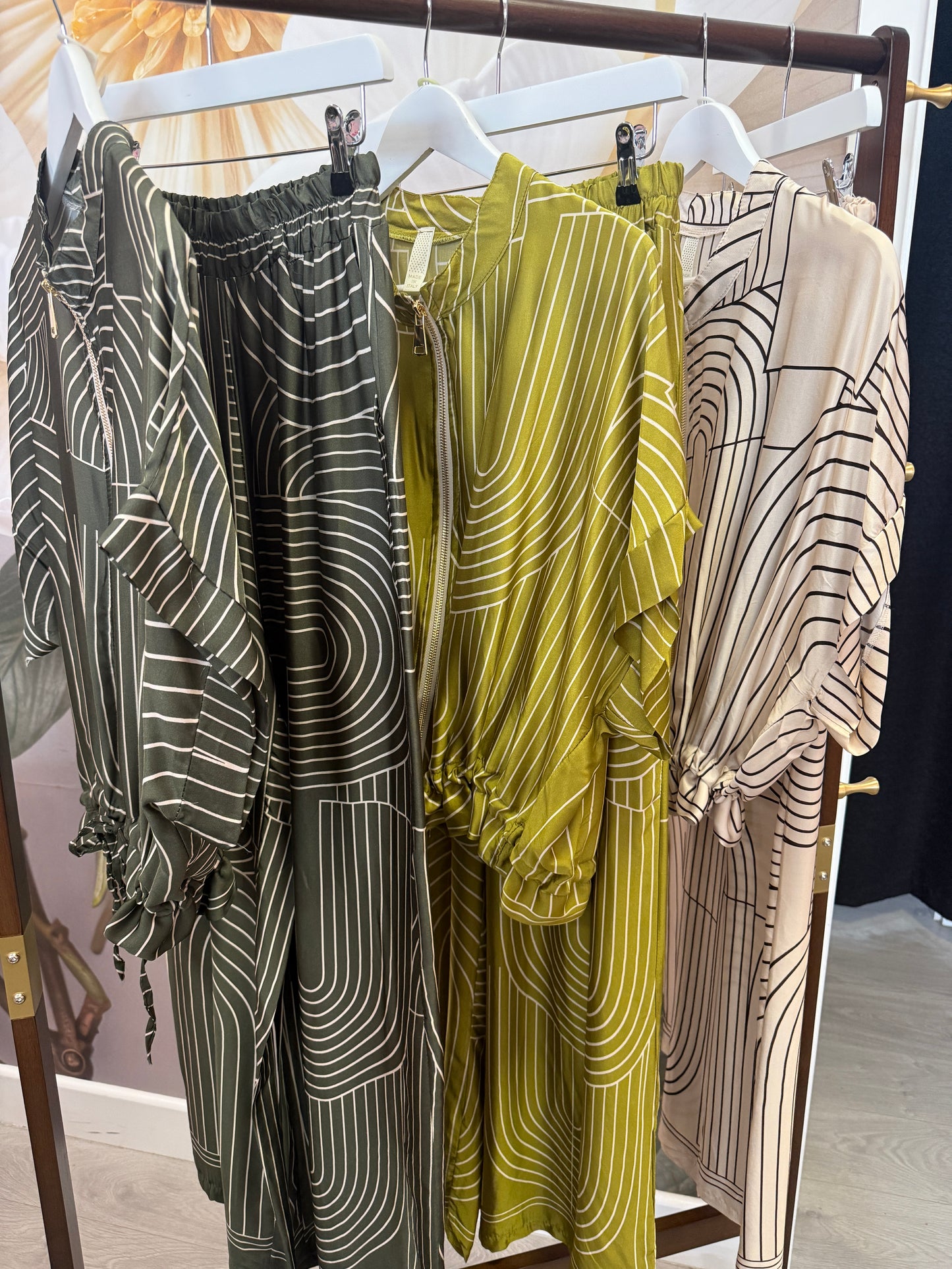 Stunning satin feel, abstract  2 piece, Lou Lou