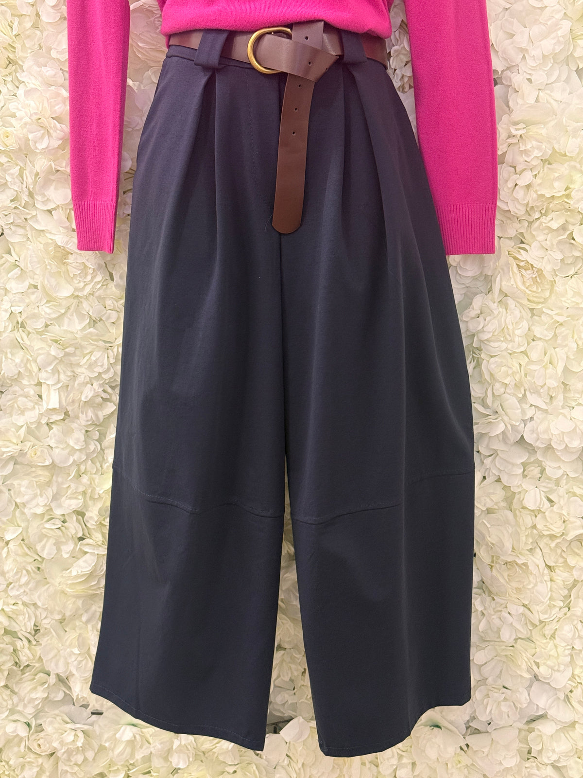 Gorgeous barrel trousers in navy blue, Tilly