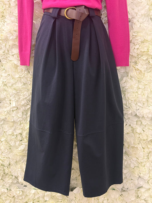 Gorgeous barrel trousers in navy blue, Tilly