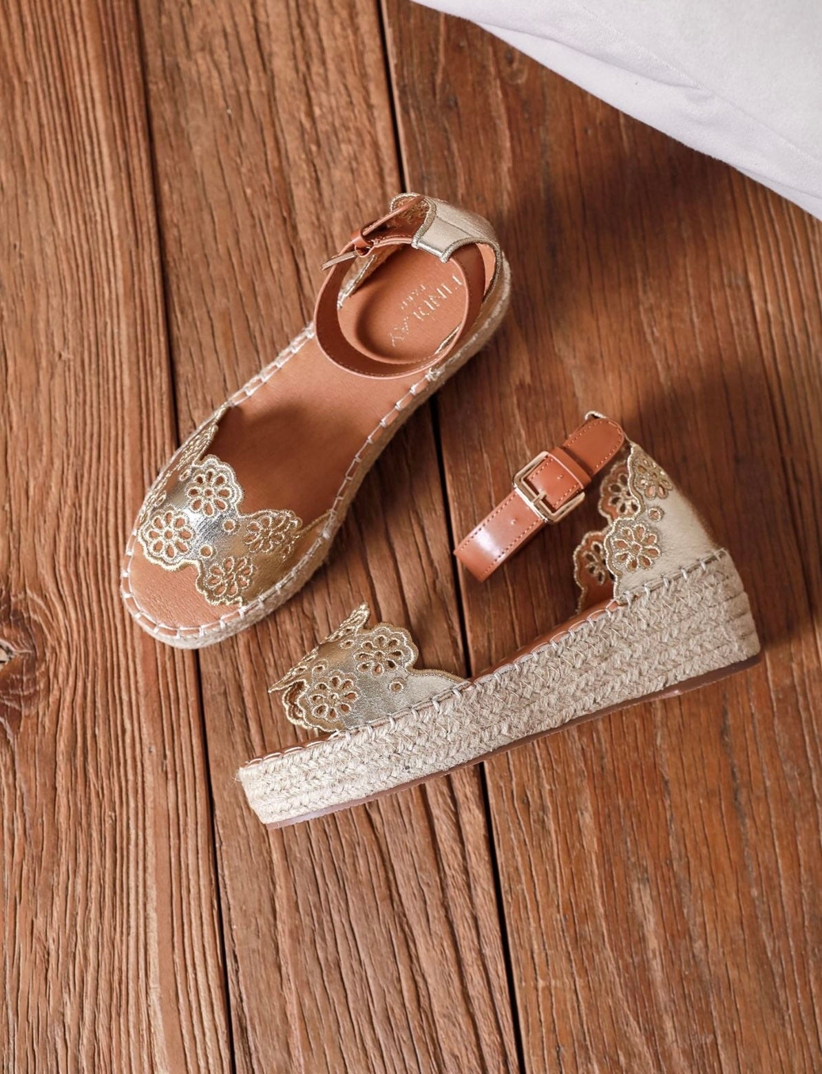 Gold ankle wedge buttercup